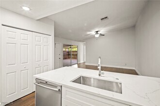 15524 Crystal Lake Dr in North Fort Myers, FL - Foto de edificio - Building Photo