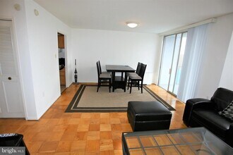 10500 Rockville Pike in Rockville, MD - Building Photo - Building Photo