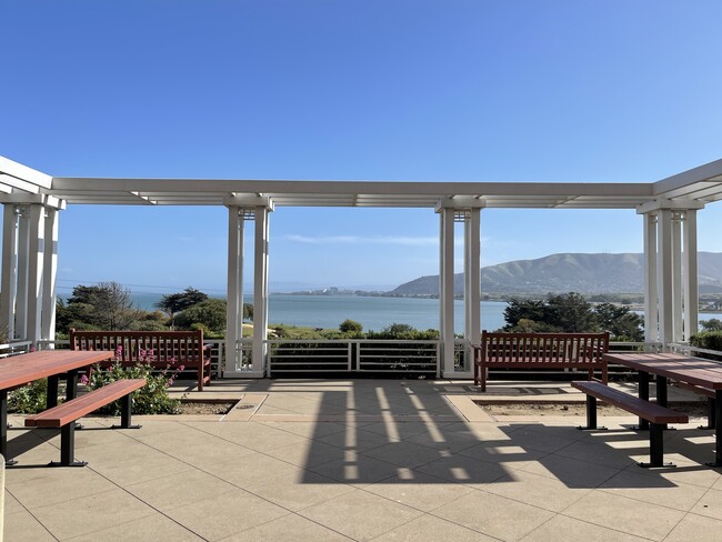 101 Crescent Way, Unit 2311 in San Francisco, CA - Foto de edificio - Building Photo