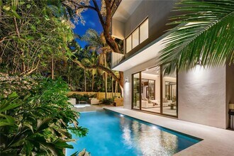 2805 Freeman St in Miami, FL - Foto de edificio - Building Photo