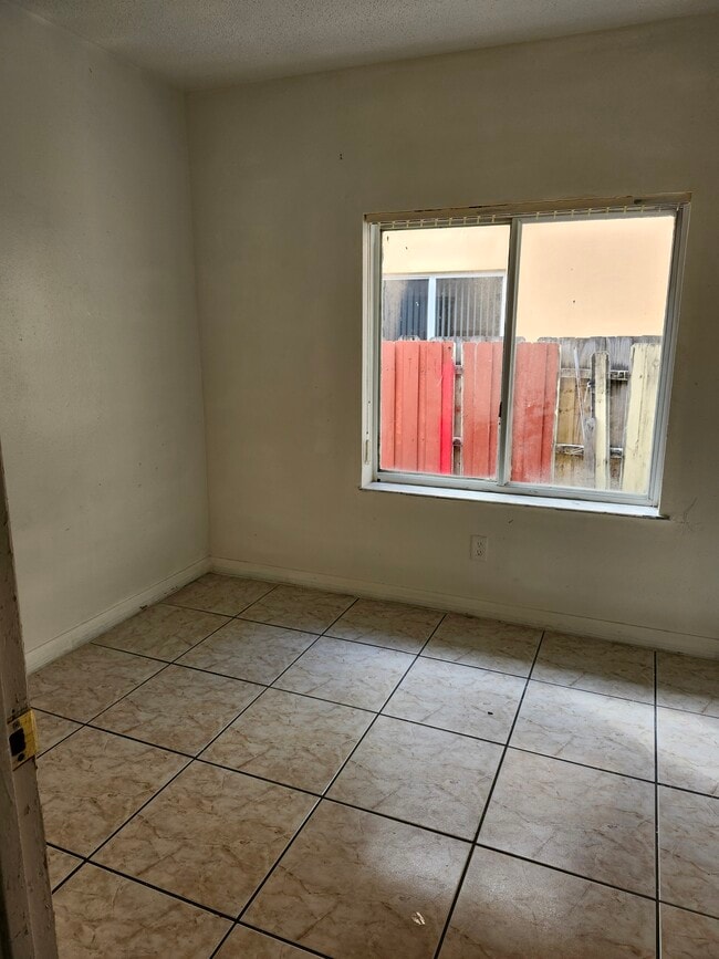 2100 NW 28th St, Unit #2 in Miami, FL - Building Photo - Building Photo