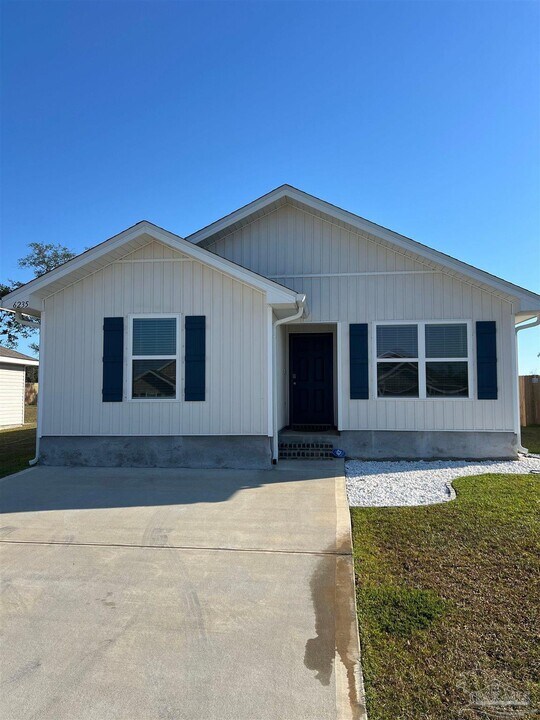 6235 June Bug Dr in Milton, FL - Building Photo