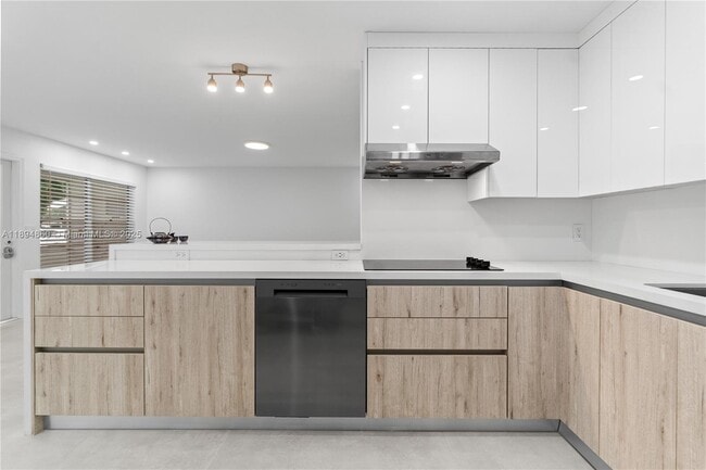 8631 NW 12th St in Plantation, FL - Building Photo - Building Photo