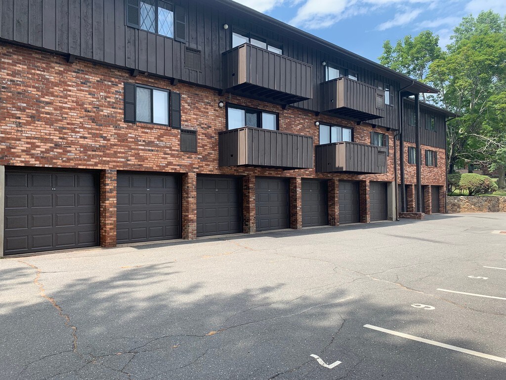 Fennwoode Apartments in Newington, CT