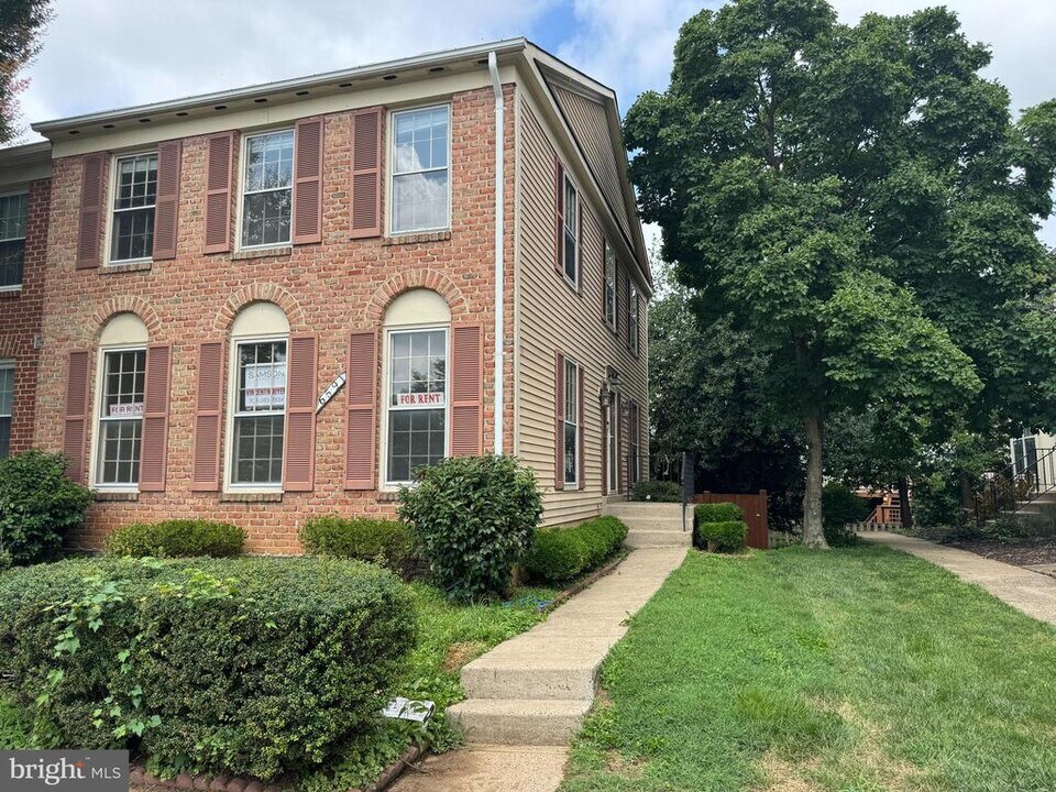 6591 Sand Wedge Ct in Alexandria, VA - Foto de edificio