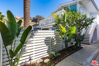 122 Montreal St in Los Angeles, CA - Foto de edificio - Building Photo