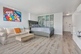 500 W 43rd St in New York, NY - Building Photo - Building Photo