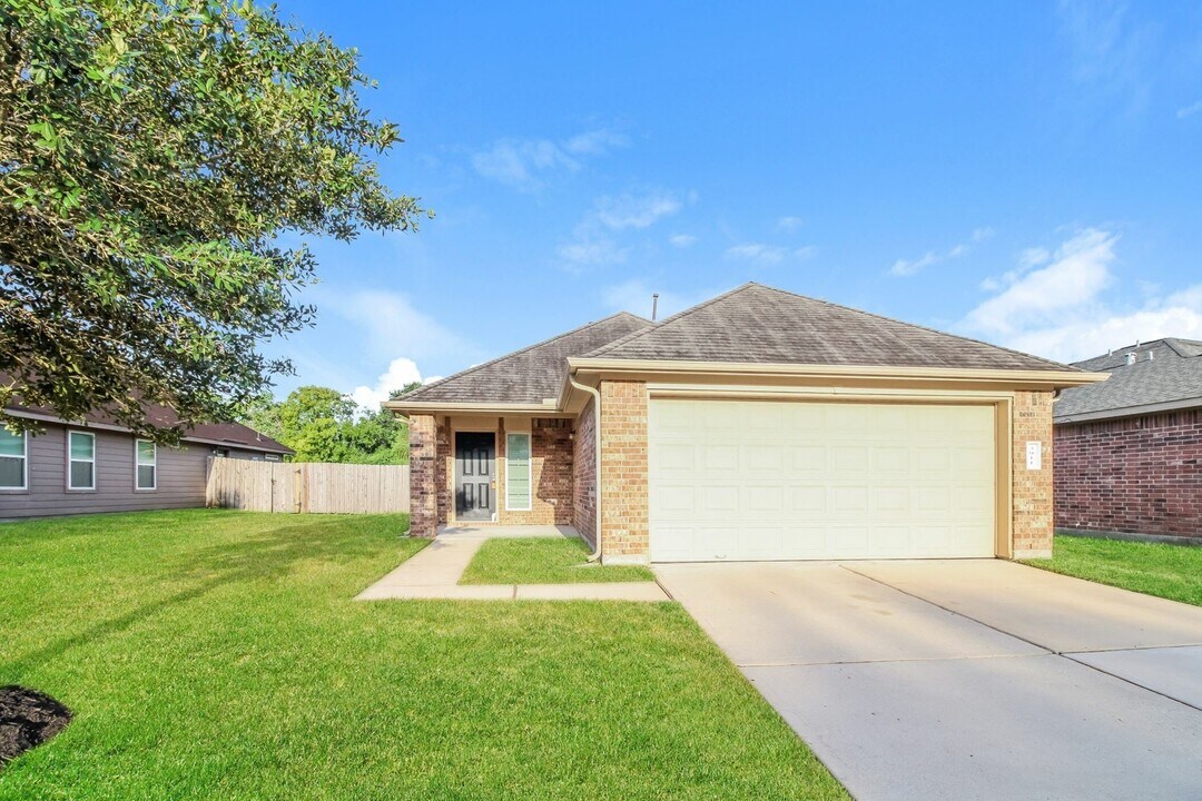3911 Cary Creek Dr in Baytown, TX - Building Photo