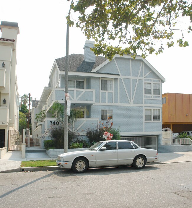 740 N Alfred St in Los Angeles, CA - Building Photo - Building Photo