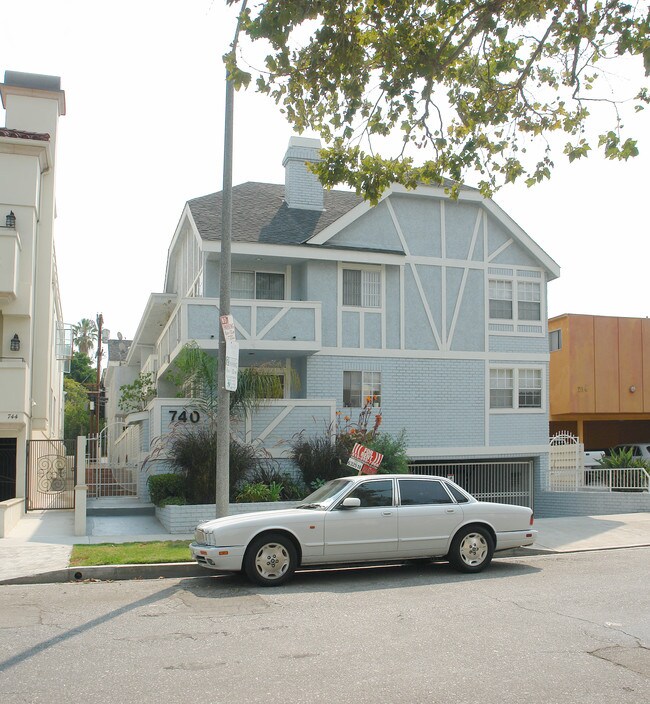 740 N Alfred St in Los Angeles, CA - Foto de edificio - Building Photo