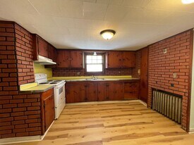 147 Dewey Ave in Pittsfield, MA - Building Photo