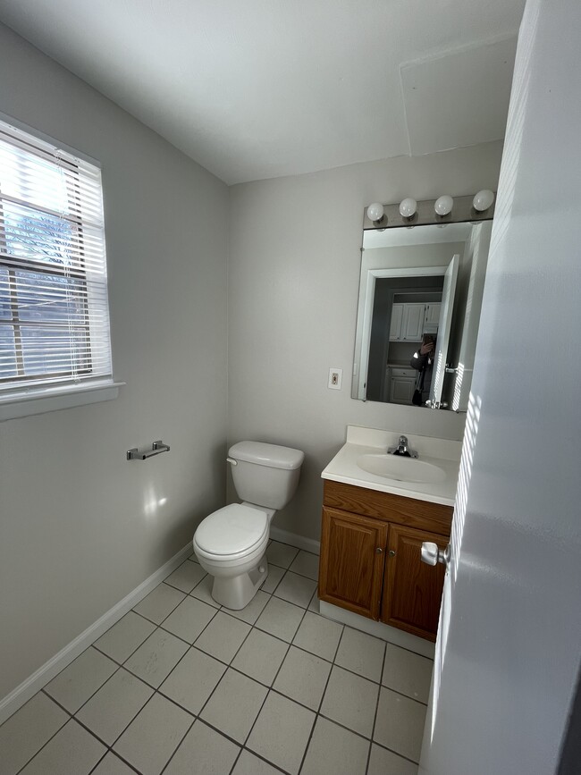 98 Sycamore Ln in Manchester, CT - Building Photo - Building Photo