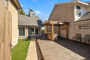 8522 Scenic Green Dr in Houston, TX - Building Photo