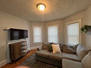 22 Spencer Ave, Unit 1 in Somerville, MA - Building Photo - Building Photo