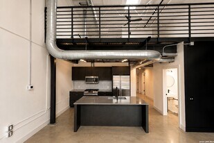 215 Coca-Cola Pl in San Antonio, TX - Building Photo
