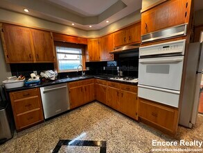 759 Boylston St, Unit 2 in Chestnut Hill, MA - Building Photo - Building Photo