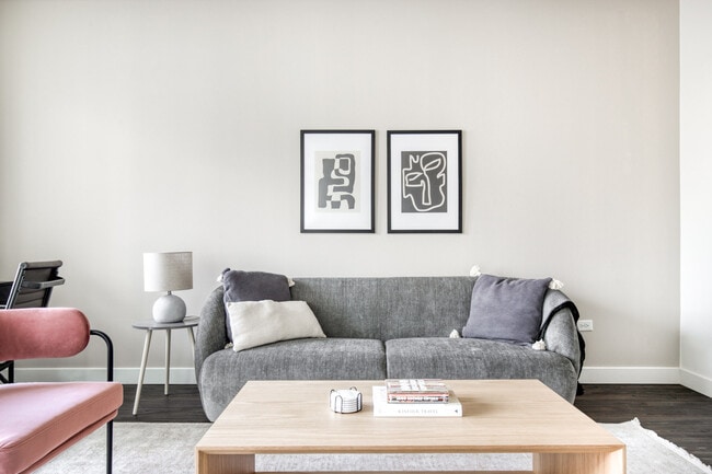 100 N Addison Ave in Elmhurst, IL - Foto de edificio - Building Photo