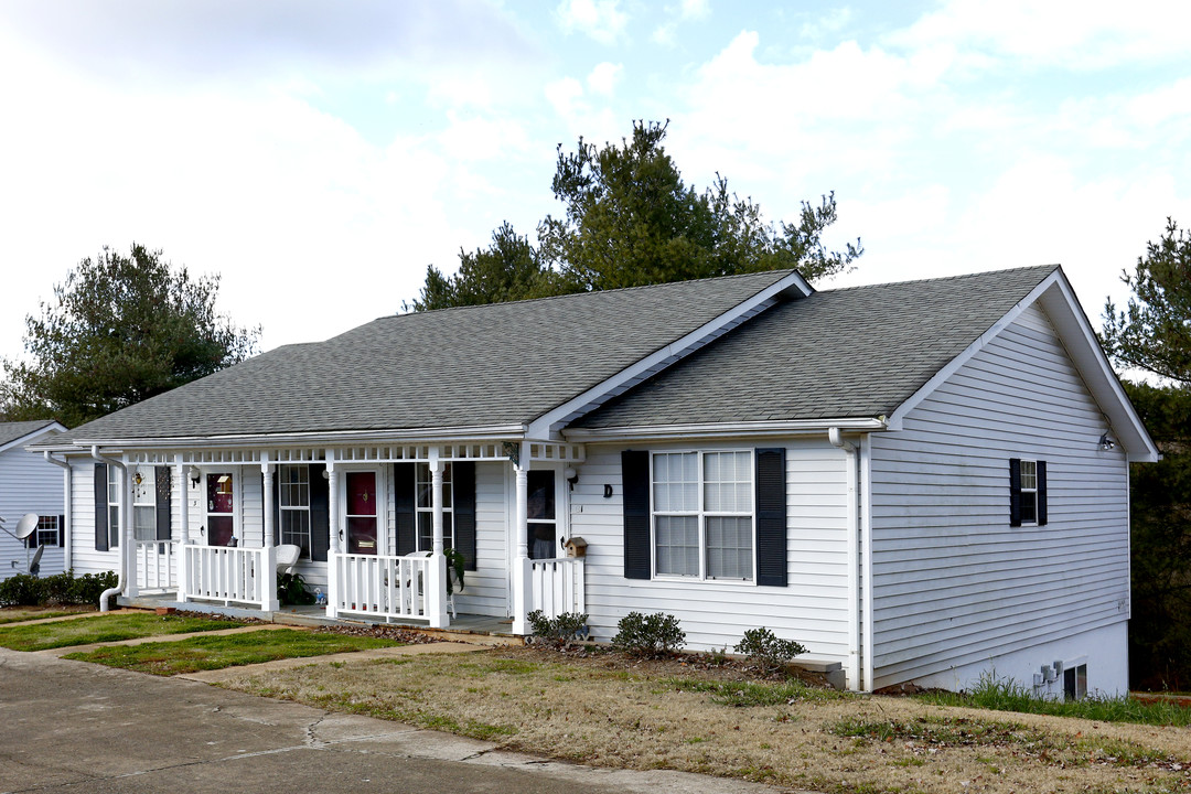 Country Manor Apartments in Gainesville, GA - Building Photo