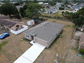 684 NW Tremont Ave in Port St. Lucie, FL - Foto de edificio - Building Photo