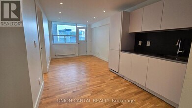 407-230-230 Oak St in Toronto, ON - Building Photo - Building Photo