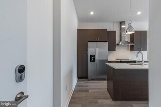 710 N 16th St, Unit 204 in Philadelphia, PA - Foto de edificio - Building Photo