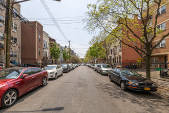 1425 Greene Ave in Brooklyn, NY - Foto de edificio - Building Photo