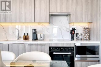 1 Concord Cityplace Wy in Toronto, ON - Building Photo - Building Photo