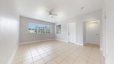 200 SW 19th Ave, Unit 4 in Miami, FL - Building Photo - Building Photo