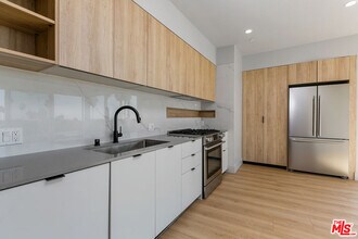 12431 Rochester Ave in Los Angeles, CA - Building Photo - Building Photo