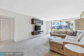 3850 Oaks Clubhouse Dr in Pompano Beach, FL - Building Photo - Building Photo