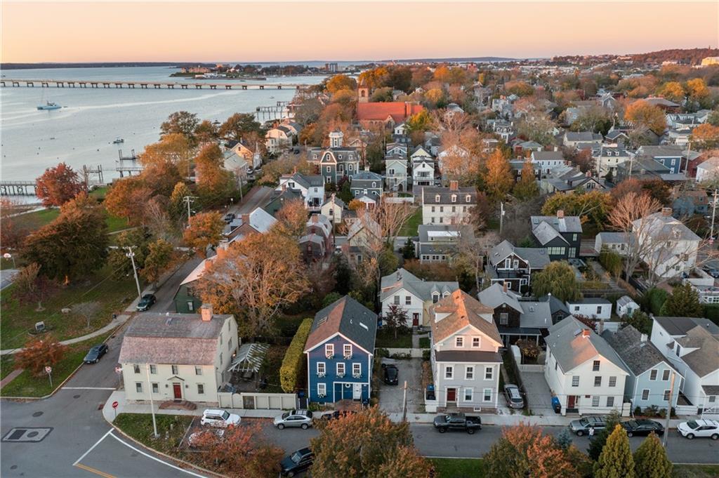 35 Marsh St in Newport, RI - Foto de edificio