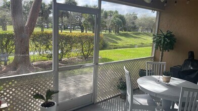 10138 Royal Palm Blvd in Coral Springs, FL - Foto de edificio - Building Photo