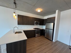 1001 W Chicago Ave in Chicago, IL - Foto de edificio - Building Photo