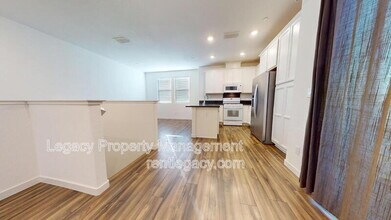 3998 E Commerce Way in Sacramento, CA - Building Photo - Building Photo