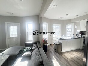 39 Long Ave, Unit 2 in Boston, MA - Foto de edificio - Building Photo