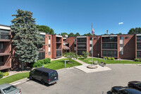 1800 Riverwood Dr in Burnsville, MN - Foto de edificio - Building Photo