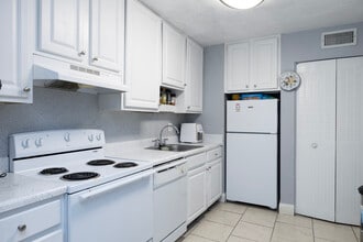 Parc Place Villas in Tampa, FL - Building Photo - Interior Photo