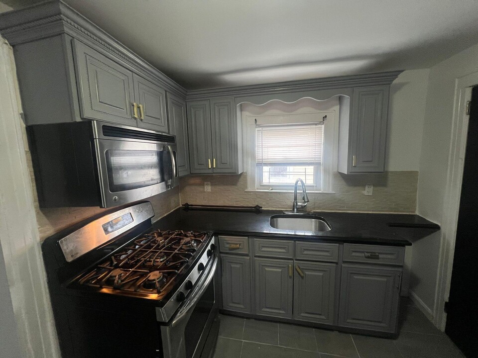 204-15 115th Ave in Queens, NY - Building Photo