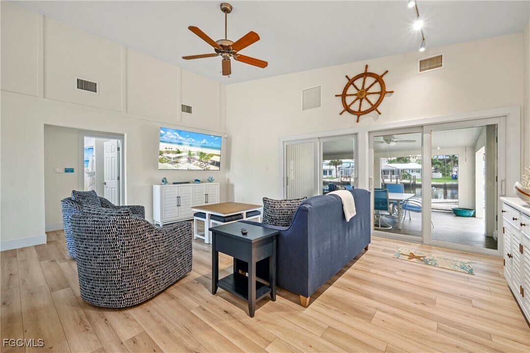 10 Clearview Blvd in Fort Myers Beach, FL - Building Photo