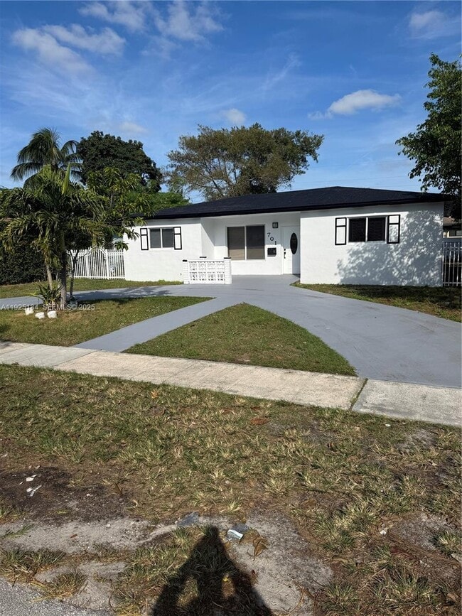 701 NE 170th St in North Miami Beach, FL - Building Photo - Building Photo