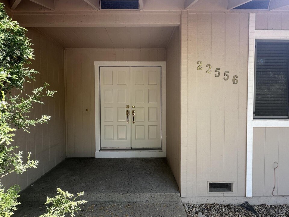 22556 Silver Oak Way in Cupertino, CA - Building Photo