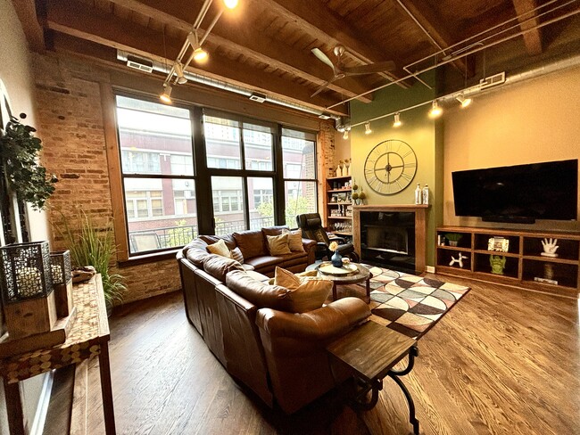 616 W Fulton St, Unit 201 in Chicago, IL - Building Photo - Building Photo