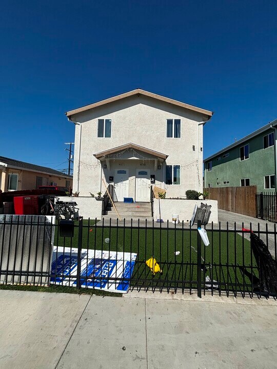 407 E 70th St in Los Angeles, CA - Foto de edificio