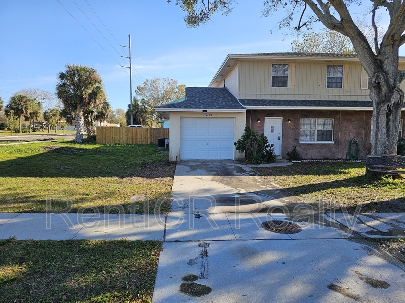 2400 Wilson Ave in Largo, FL - Building Photo