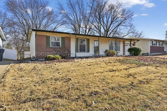 2060 Loveland Dr in Florissant, MO - Building Photo - Building Photo