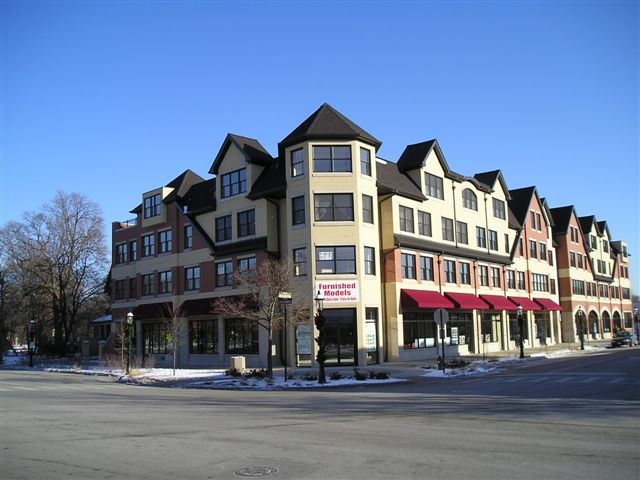 10 E Burlington St in Riverside, IL - Building Photo