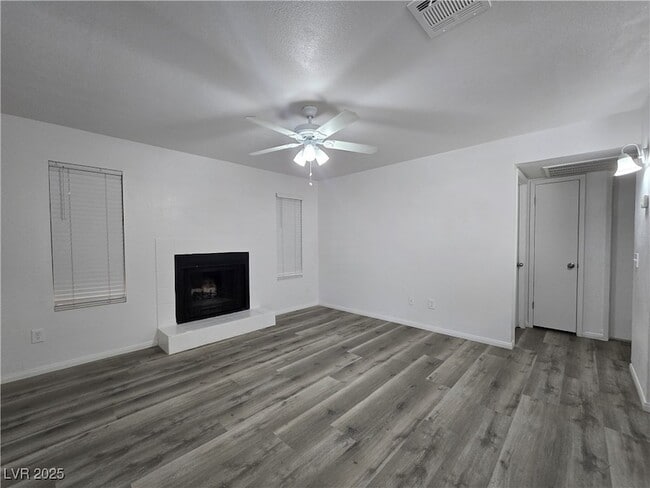 2742 Alicialynn Way, Unit A in Las Vegas, NV - Building Photo - Building Photo