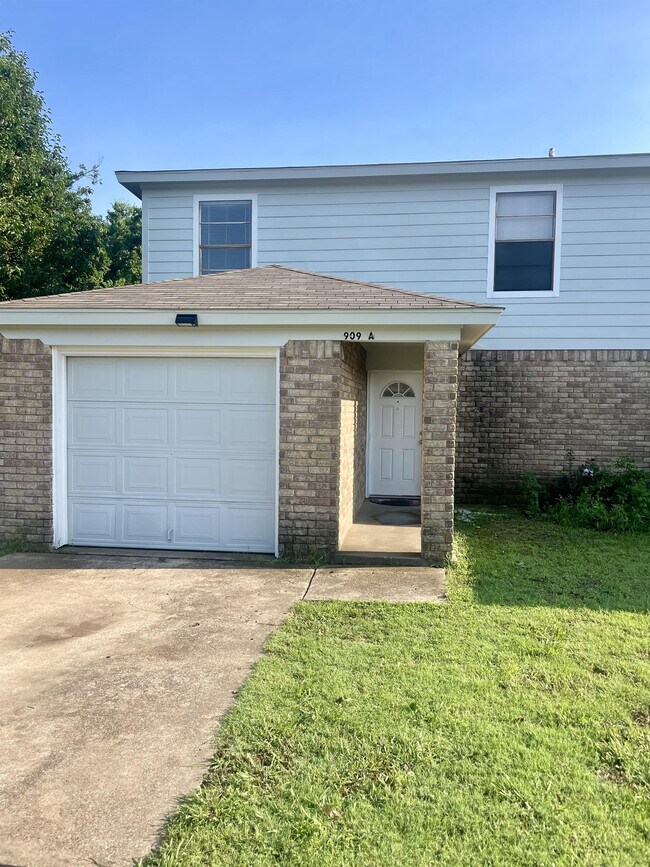 909 NW Summercrest Blvd in Burleson, TX - Building Photo - Building Photo