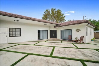 15233 NW 87th Ct in Hialeah, FL - Building Photo - Building Photo