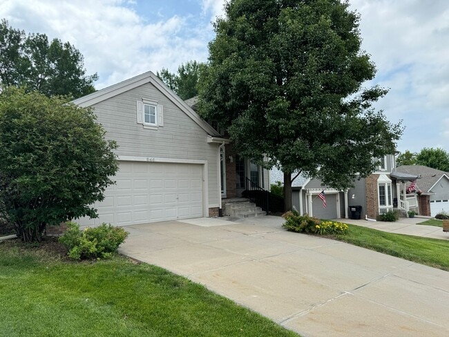 546 S 188th Ave Cir in Omaha, NE - Foto de edificio - Building Photo